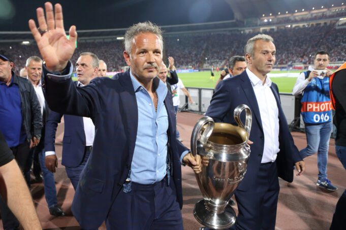Rim ne zaboravlja Sinišu Mihajlovića, Italijan mu posvetio pesmu na krcatom Olimpiku: "Čovek nikada ne umire"
