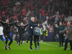 Žoze Murinjo proslavlja četvrti gol Benfike protiv Reala sa dečakom koji skuplja lopte Žoze Murinjo