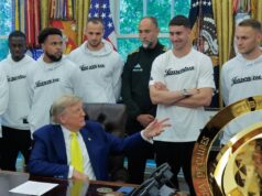 DONALD TRAMP OSTAVIO U NEVERICI DUŠANA VLAHOVIĆA! Srpski fudbaler u kabinetu predsednika Amerike, a ceo svet bruji o tome šta se desilo u Beloj kući! (FOTO) Glb0AvBe
