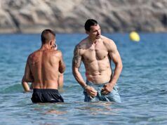 JEDAN, JEDINI – NEPONOVLJIVI ZLATAN! Ovakvu vratolomiju samo Ibra može da smisli – čovek igra fudbal i na vodi! (FOTO) oJwnydZl