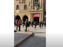 GROBARI OKUPIRALI BOLONJU: Ulični svirači iz ispunjavali muzičke želje – a jedna posebno privukla pažnju WJaXq4Rl