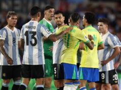 VREĐALI GA, UDARALI U PROLAZU… ARGENTINCI UNIŠTILI RAFINJU ZBOG JEDNE IZJAVE: Brazilac prošao kroz PAKAO – navijači su mu ovako zadali KONAČAN UDARAC! EljKGxAJ