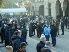 SAHRANJEN OTAC ZVEZDANA TERZIĆA: Veliki broj poznatih lica došao da isprati Jovana Terzića na večni počinak (FOTO) Jovan Terzić, Zvezdan Terzić, sahrana (6).jpeg