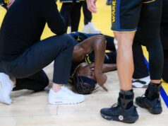 SRBIN GLEDAO UŽASNU SCENU NA TERENU! NBA superstar doživeo stravičnu povredu – vrištao od bolova! Za njega je sezona završena! (FOTO) Nikola Jović na meču Majami - Portland