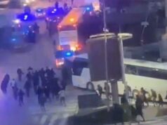 SCENE PAKLA U NOVOM PAZARU POSLE UTAKMICE: Torcida kamenovala autobuse, Delije iskakale kroz prozor! Opšti haos na ulicama OJqnZP9e