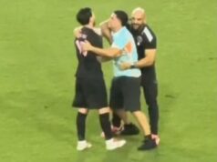 MESIJEV BODIGARD KONAČNO PORAŽEN: Navijač uleteo na teren, pa oborio bivšeg člana mornaričkih foka VlG61AB8