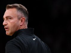 SRBIN DIGAO NBA LIGU NA NOGE! IGRAČI SE KUNU U SVOG TRENERA: Donosi nam energiju! Najjači je kad uleti i počne da psuje na srpskom! Janis Adetokumbo