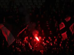 TOTALNI HAOS ISPRED ARENE: Grobari bakljama i topovskim udarima gađaju Delije! 4e6643ne