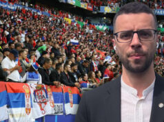 SRBOMRZAC PONOVO PROVOCIRAO: Albanski novinar koji je izbačen sa EURA šetao po Prištini sa zastavom Velike Albanije Fudbalska reprezentacija Srbije posle utakmice sa Engleskom