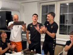 POSTIGAO HET-TRIK NA ROĐENDAN, PA GA SAČEKALO IZNENAĐENJE OD SAIGRAČA! Fudbaleri Partizana oduševili Miloševića posle utakmice, pogledajte šta su mu priredilI! Detalj sa meča Partizan - Oleksandrija