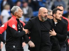 ISPLIVAO SNIMAK – STANKOVIĆA JEDVA ZAUSTAVILI ISPRED SUDIJE! Dvojica ga držala, skroz je izgubio živce! Dobio žuti karton, a onda još više pobesneo Veljko Milosavljević na utakmici protiv Brajtona