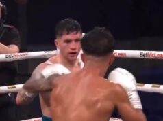 UZNEMIRUJUĆI FOTO! BOKSER PRIMAO UDARCE BEZ ODBRANE, NAKON BORBE PREMINUO! Isplivao snimak, reakcija sudije i trenera debelo zakasnila 5lDOZME8