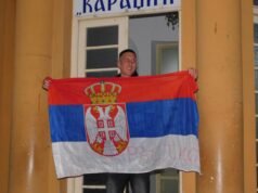LOZNIČANI DOČEKALI RASTKA, ŠAMPIONA EVROPE: Ispred Vukovog doma kulture u Loznici Rastko SImić