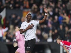NESVAKIDAŠNJE SCENE! BIVŠI FUDBALER PARTIZANA DAO GOL, PA SE IZVINJAVAO SVOJIM NAVIJAČIMA! Totalno ludilo za njega u samo nekoliko minuta Nenad Stojaković sa Predragom Mijatovićem na promociji kao trener FK Partizan