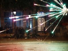 HOROR NA ULICAMA PARIZA! Proslava prerasla u nezapamćene nerede: Huligani lomili i palili grad! DVOJE MRTVIH i više od 400 uhapšenih! (FOTO) VlG6G298