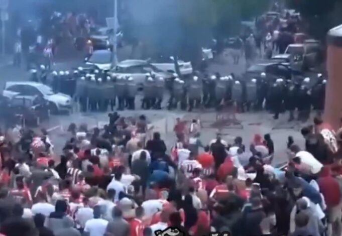 Tuča Delija i policije ispred severne tribine