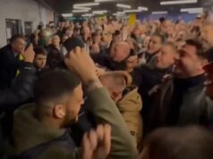 GROBARI NAPRAVILI ŠOU NA AERODROMU! Košarkaši Partizana sleteli u Beograd, navijači im priredili spektakl za pamćenje! (FOTO) RJza95Ol