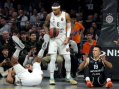 CIRKUS! ŠTA SUDIJE RADE PARTIZANU PRED PUNOM ARENOM! Nečuven kriterijum arbitara koji će ući u istoriju svetske košarke…(FOTO) Gep1nzX8
