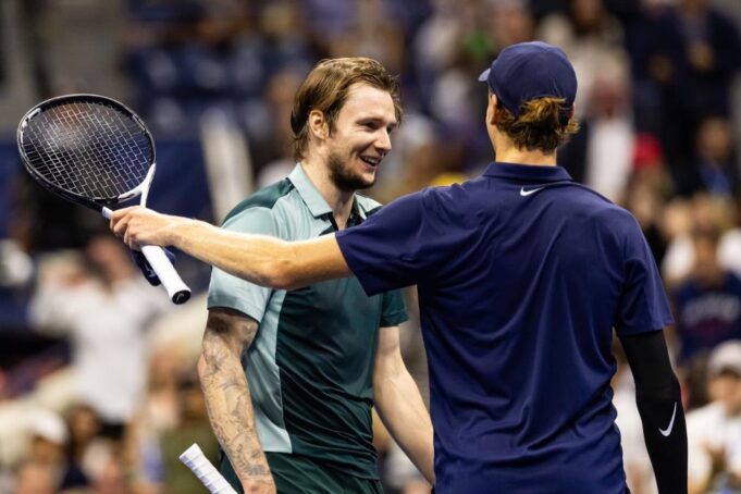 AKO NISTE ZNALI, JANIK SINER JE TVOREVINA VEŠTAČKE INTELIGENCIJE! Bublik je ovo izgovorio nakon što ga je Italijan brutalno pregazio