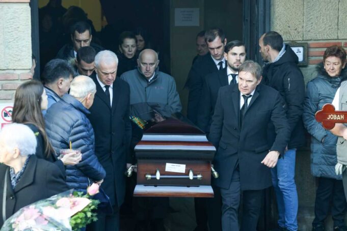 SAHRANJEN-OTAC-ZVEZDANA-TERZICA-Vucic-Dzajic-i-Stankovic-ispratili-oca.jpeg Zvezdan Terzić sahrana oca 16.jpeg