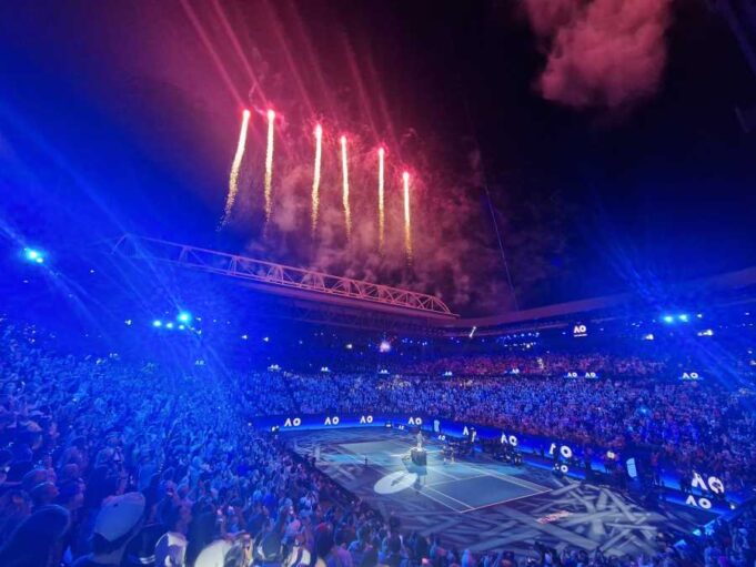 SPEKTAKL PRED START AUSTRALIJAN OPENA! Legende odigrale meč za pamćenje, Federer i Agasi napravili šou