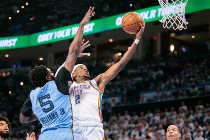 JOKIĆEV RIVAL ZA MVP NAGRADU NEPRIMETAN: Oklahoma ubedljiva protiv Memfisa u prvom meču plej-of serije NBA lige