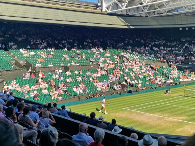 ĐOKOVIĆ I SINER IGRAJU POLUFINALE, A TRIBINE POLUPRAZNE: Neverovatna scena sa Vimbldona obilazi planetu