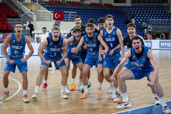 Otac Predrag Popović sa prijateljima krenuo na letovanje fićom