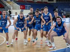 MOĆNI ORLIĆI U POLUFINALU EVROPSKOG PRVENSTVA: Za medalju protiv Slovenije Otac Predrag Popović sa prijateljima krenuo na letovanje fićom