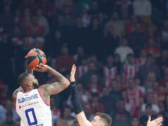 CRVENA ZVEZDA – FENERBAHČE: Uraganski početak crveno-belih! Lider se izgubio u Areni devojka okrenuta leđima se tušira u mraku
