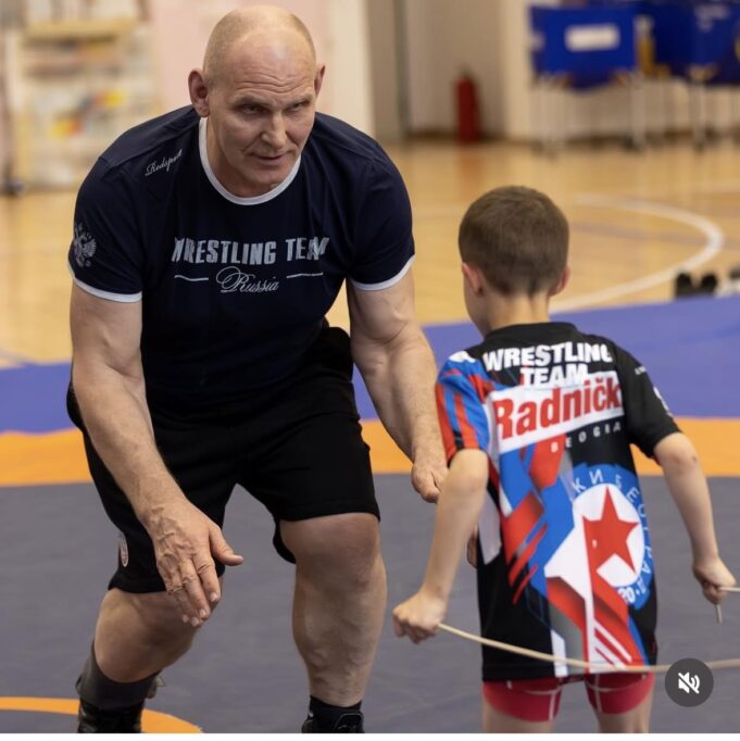 LEGENDARNI-RUS-POSETIO-BEOGRAD-Aleksandar-Kareljin-odrzao-otvoreni-trening.jpg Yl1MPRkl