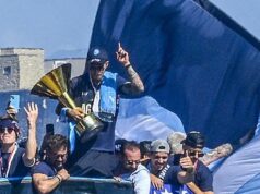 SKANDALOZNA PROSLAVA U NAPULJU: Fudbaler Napolija razvio zastavu tzv. Kosova Glb07mBe
