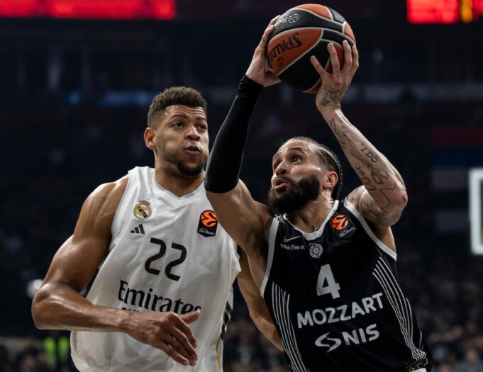 Bruno Fernando na meču Fenerbahče - Partizan