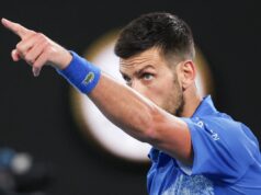 NOVAK OSVOJIO POSLEDNJI POEN, PA SE OBRATIO BEZOBRAZNOM NAVIJAČU! Pogledajte reakciju ljutog Đokovića na kraju meča (VIDEO) reA50G5e