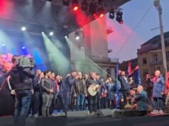 SKANDAL U ZAGREBU! HRVATSKI RUKOMETAŠI SLAVILI UZ TOMPSONOVU RATNU PESMU: Neki se bune zbog toga, ali nama je drago da je tu oeEErZ3e