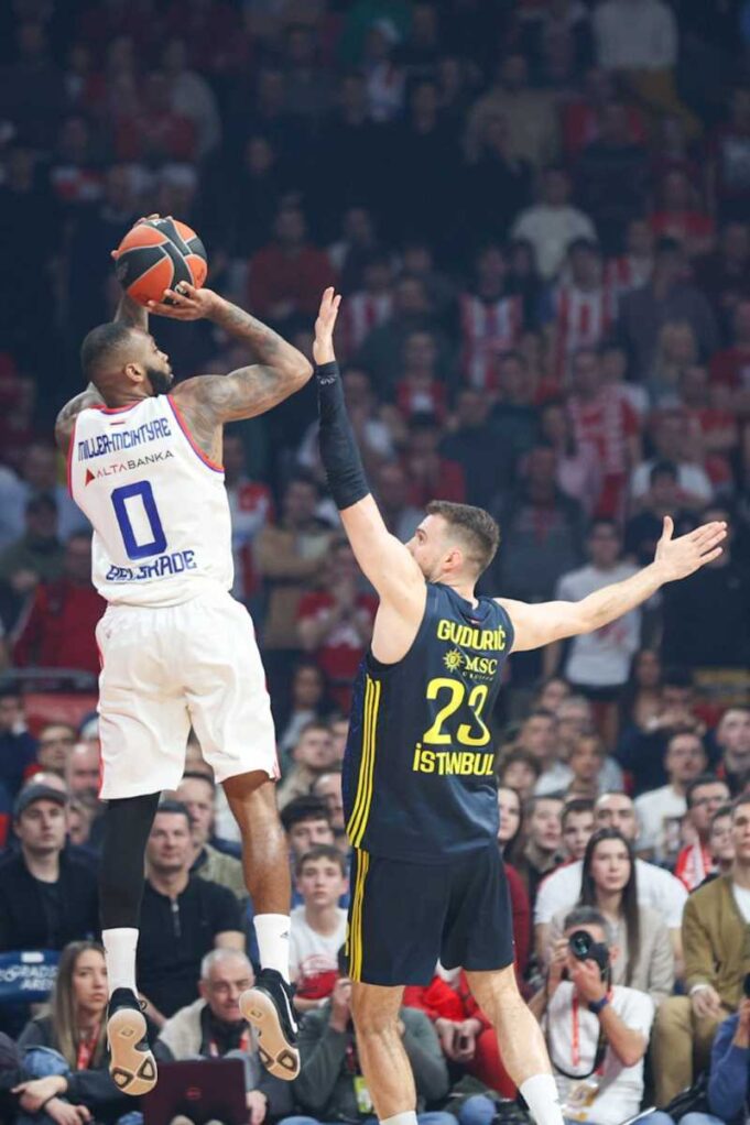 devojka okrenuta leđima se tušira u mraku