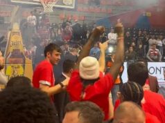 SKANDAL POSLE FINALA! Košarkaš Crvene zvezde pokazao srednji prst navijačima Partizana! Isplivao snimak scene koje nije bilo na prenosu dlvvrXBl