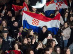 HRVATSKE PESME TREŠTE USRED PODGORICE! Napadnuti navijači iz Splita, polupali im kombi, umakli glavom bez obzira! Gradonačelnik Cetinja dao SKANDALOZNU izjavu! kurir najnovija vest
