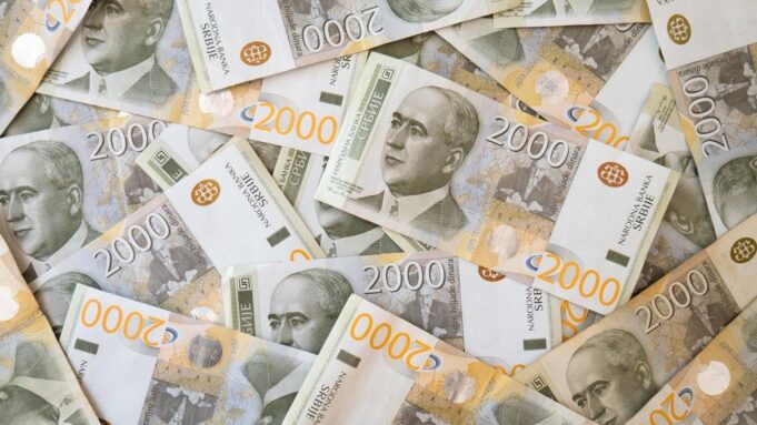 Bed Bani nastupa na poluvremenu Superboula 2026. na stadionu Levis, noseći beli dres sa brojem 64