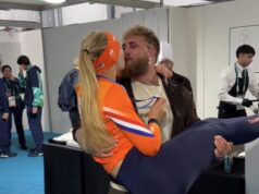 ČUVENI AMERIKANAC LJUBI NAJLEPŠU SPORTISTKINJU NA OLIMPIJSKIM IGRAMA: Kada je uzela zlato, nastao je haos! Pa, kud u javnosti to da radite? (FOTO) RJza5pwl