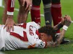 UZNEMIRUJUĆE FOTOGRAFIJE! FUDBALER OSTAO BEZ PRSTA TOKOM UTAKMICE LIGE ŠAMPIONA?! Horor povreda na meču Liverpula! Igrač se sudario sa reklamom, a onda… VlGo6A0l