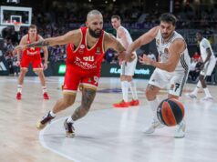 POTPUNI HAOS U GRČKOJ: Zvezda Olimpijakosa se zaleteo na navijača, sudija ga sprečio! yJ51nRZJ