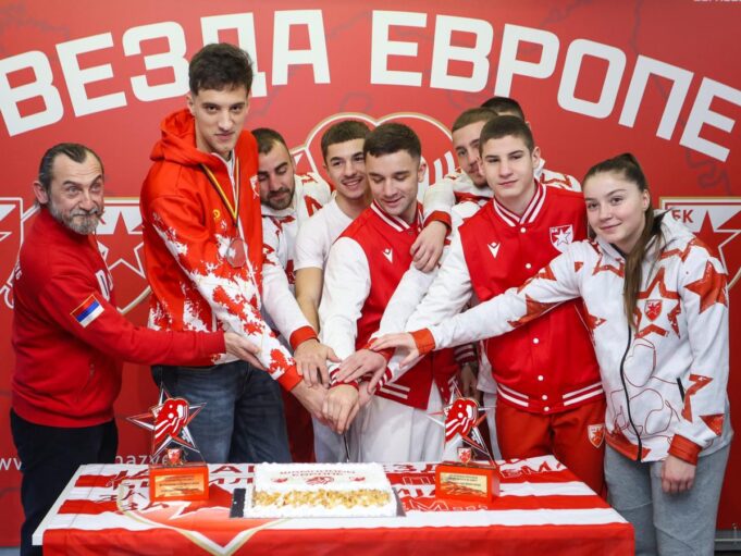 CRVENA-ZVEZDA-URUCILA-PRIZNANJA-SAMPIONIMA-EVROPE-Crveno-bela-porodica-zna-da.jpeg 09102025-Zvezdin-stit-u-Evropi-17-scaled.jpeg