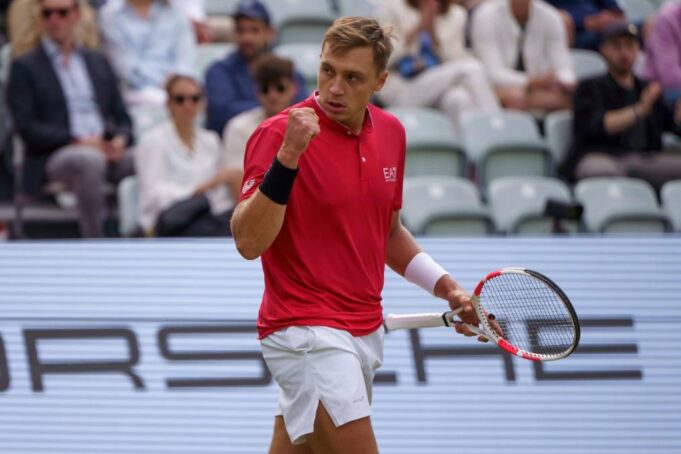 FANTASTIČNI MEĐEDOVIĆ ŠOKIRAO RUNEA USRED KOPENHAGENA: Teniseri Srbije poveli 2:0 protiv Danske u Dejvis kupu