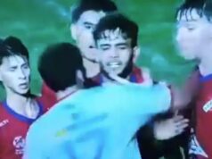 SKANADAL! BRUTALNI NOKAUT! NEVEROVATNE SCENE NA FUDBALSKOJ UTAKMICI: Snažnim krošeom patosirao je protivnika i izazvao gnev nacije! (FOTO) Glb0DG7e