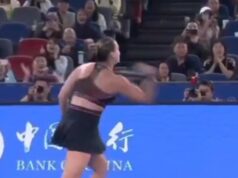 NOVAKOVA DRUGARICA DIVLJALA NA TERENU! Sabalenka reketom pogodila skupljača loptica usred meča NOVAKOVA DRUGARICA DIVLJALA NA TERENU! Sabalenka reketom pogodila skupljača loptica usred meča