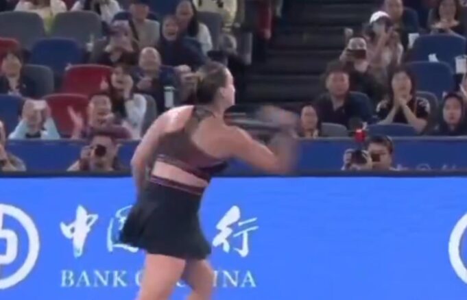 NOVAKOVA DRUGARICA DIVLJALA NA TERENU! Sabalenka reketom pogodila skupljača loptica usred meča