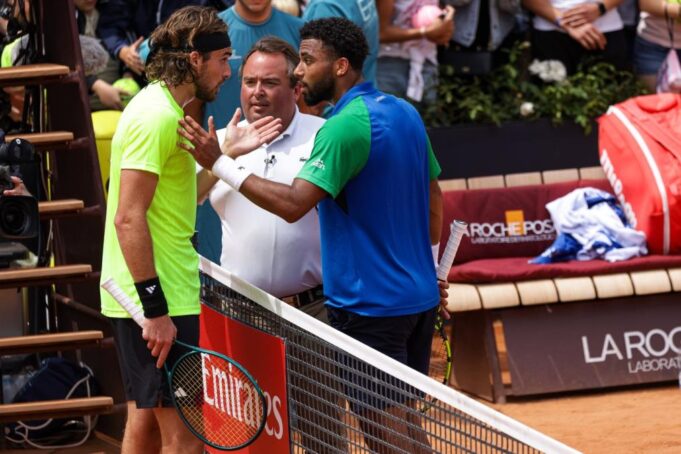 CICIPAS NAPRAVIO SKANDAL NASRED TERENA! Pogodio protivnika, izgubio meč, pa započeo svađu! Sudija sišao da smiri tenisere