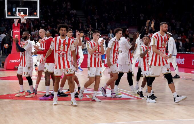 Vlade-DJurovic-o-Kodiju-Mekintajeru.jpg Saša Obradović na utakmici protiv Žalgirisa