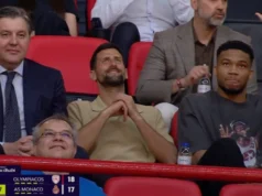 Novak Đoković i Janis gledaju crveno-bele u Evroligi: Videli su kako Bodiroga uručuje nagradu Bugarinu Novak Đoković i Janis gledaju crveno-bele u Evroligi: Videli su kako Bodiroga uručuje nagradu Bugarinu